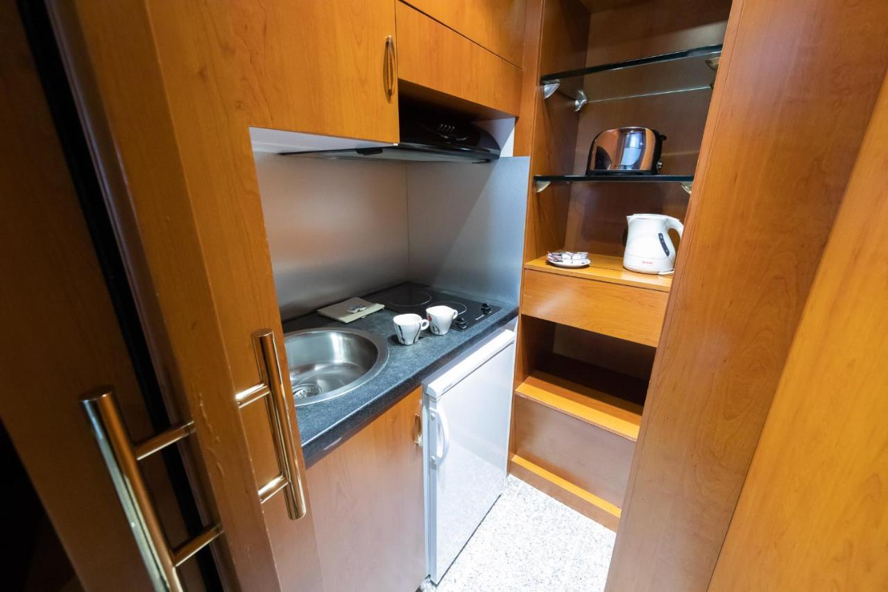 Goldstar Apartments&suites